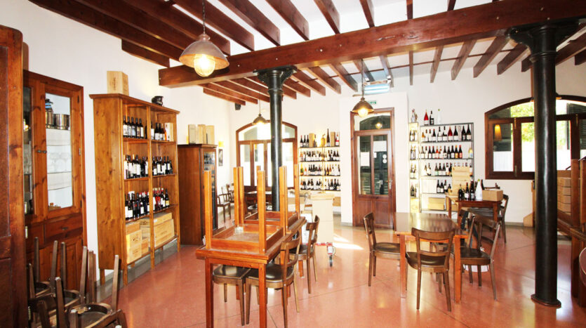 Town house restaurant Vilafranca Majorca to buy