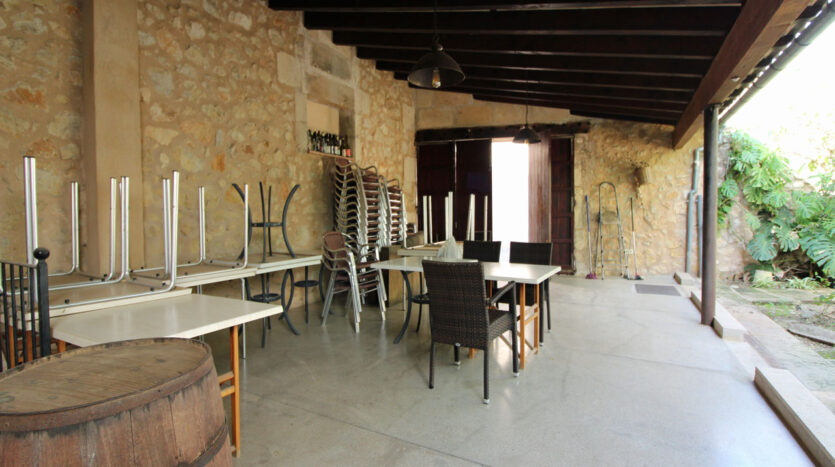 Town house restaurant Vilafranca Majorca to buy