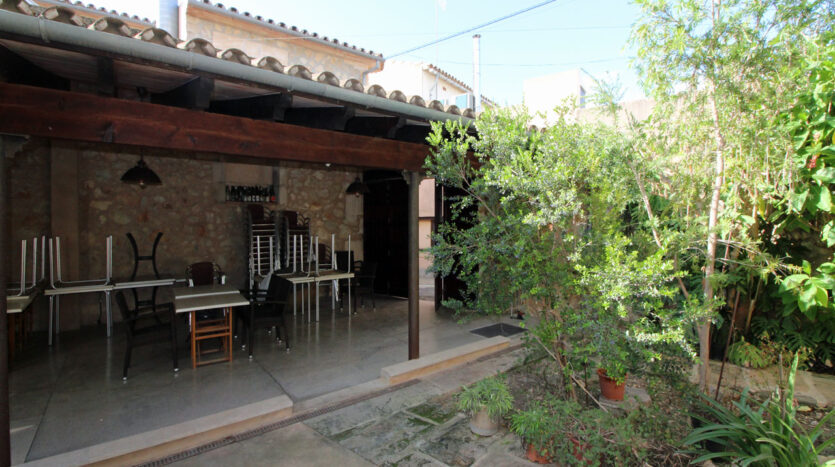 Town house restaurant Vilafranca Majorca to buy